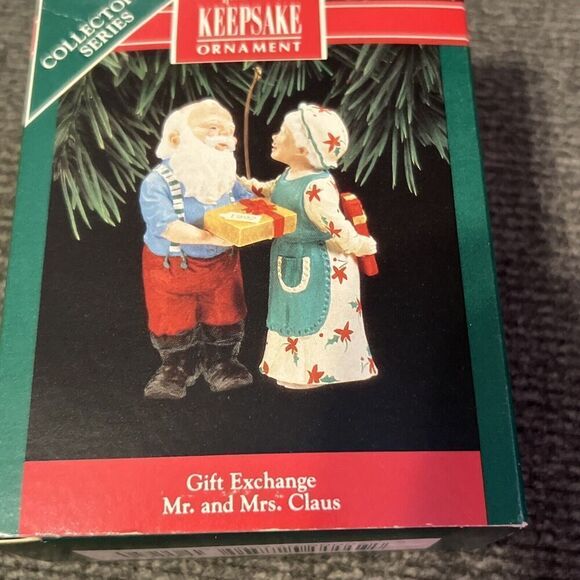 1992 Hallmark The Gift Exchange Mr & Mrs Claus Series Keepsake Ornament #7 - Picture 1 of 6